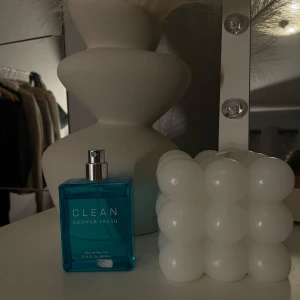 Clean parfym - 60ml. Gamla förpackningen, men inget fel på den alls. Saknar dock korken men knappt använd alls. Nypris idag runt 650kr. Mitt pris 250kr🫶