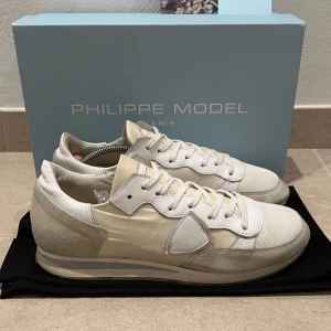 Philippe Model TRPZ - Tja! Säljer nu dessa Philippe Model TRPz i storlek 42 men passar även 43. Finns små tecken på användning men är överlag i mycket bra skick. Dustbag och låda medföljer ej. Befintligt skick. Kontakta oss vid frågor!