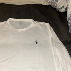 Polo Ralph Lauren Tröja - Vit long sleeve Ralph Lauren tröja. Storlek L. HMU om du är intresserad.