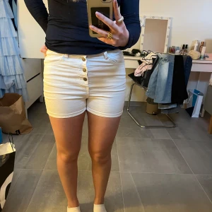 Vita shorts - Säljer dessa shorts från UNIQ young. Storlek 170. Bra skick