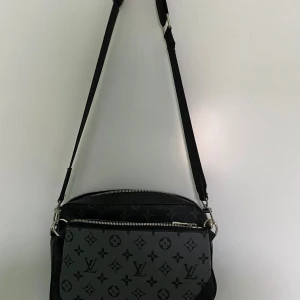 Trio bag L V - L V axelväska snygg perfekt till sommaren. Nyskick