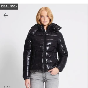 Svart glansig pufferjacka - Lager 157 jacka! Liten i storleken! Inga defekter