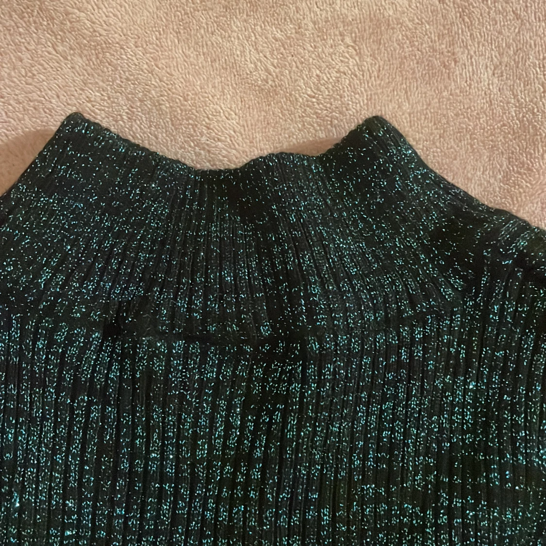 Glittrig ärmlös bluse - 4