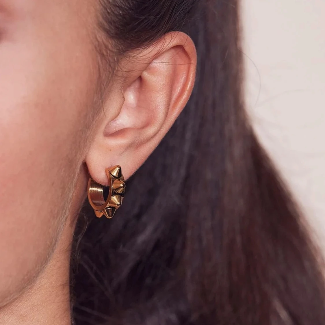 Edblad örhänge med nitar