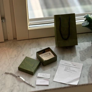 GG ARMBAND  - Galet snyggt GG armband extremt fett.  kommer i originalförpackning med tillhörande certifikat och påse. Perfekt för att ge en lyxig touch till din stil.