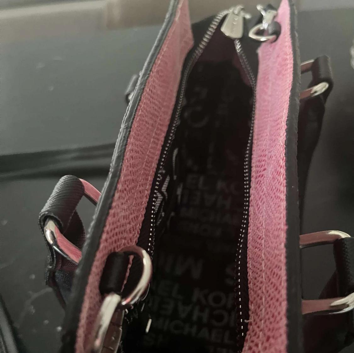 Rosa handväska från Michael Kors - 2