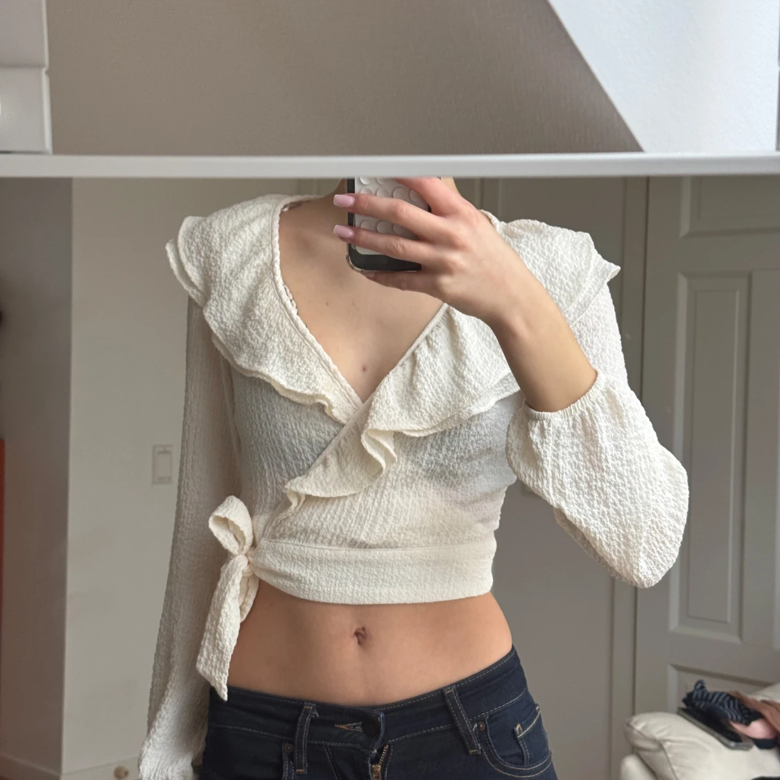 Vit omlottopp med volangdetaljer - 2