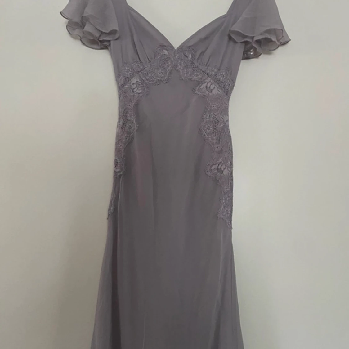 Ljuslila klänning med spetsdetaljer