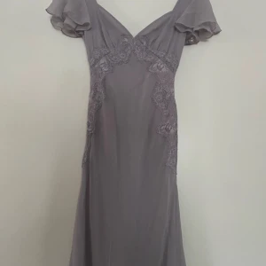 Ljuslila klänning med spetsdetaljer - Ljuslila långklänning med vackra spetsdetaljer. Perfekt till balen, aldrig använd och jättefin!!💜Tveka inte att höra av dig! 