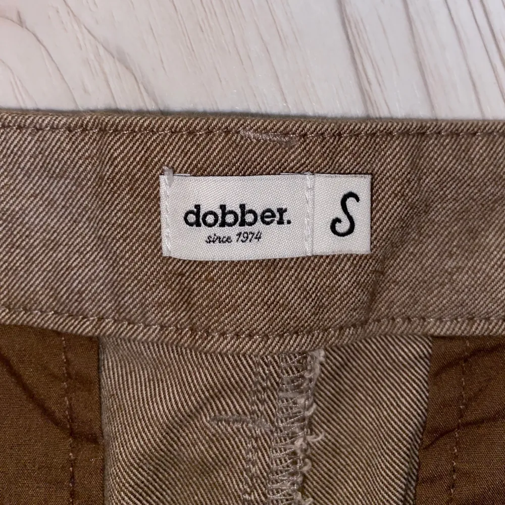 Byxor i skönt material från Dobber, storlek M. Välfigt fint skick och inga täcken på användning. Passar både till vardags men även till en mer uppklädd outfit. Köparen står för frakten📦. Farkut & Housut.