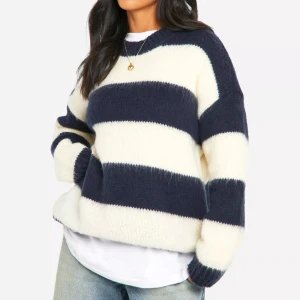 Randig stickad tröja i blått och vitt - Säljer en mysig stickad tröja med breda ränder i blått och vitt. Aldrig använd, prislapp kvar !