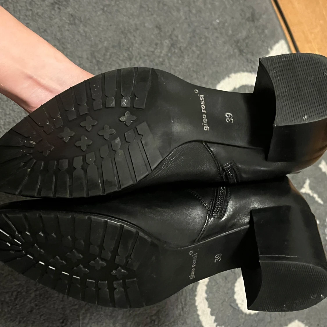 Svarta skinnstövlar Gino Rossi - 1