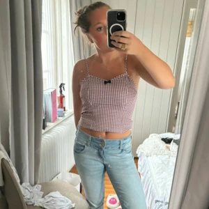 Rutig topp - Säljer denna coola topp jag köpte utomlands i sommar så den är knappt använd. 💕