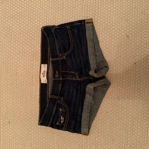 Mörkblå lågmidjade jeansshorts från Hollister - Jättefina lågmidjade shorts från hollister. Midjemått: 40cm rakt över. Hör av er vid fler frågor💗