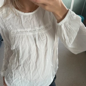 Vit helt ny blus  - Oanvänd blus ifrån Only, storlek S/M 