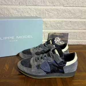 Philippe Model sko - Snygga Philippe modell runners i bra skick. Snygg camo på sidorna och fram. 41 men kan passa 42, 2