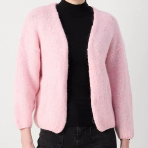 Rosa kofta - Säljer denna populära rosa kofta från Lindex. Den är i ett mycket bra skick och är i storlek XS.🩷Vid fler bilder är det bara att skriva! 