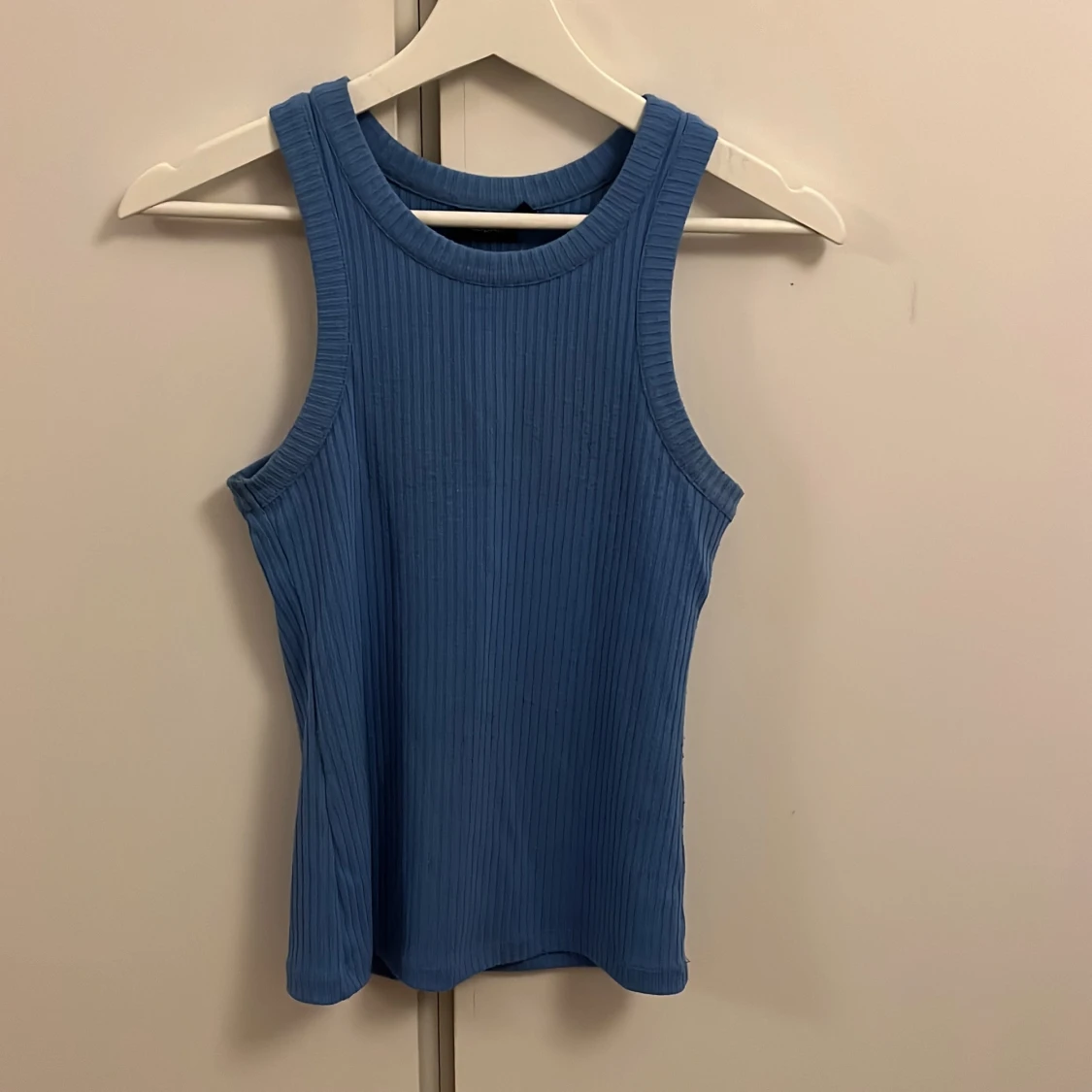 Blå ribbad linnetopp från KappAhl