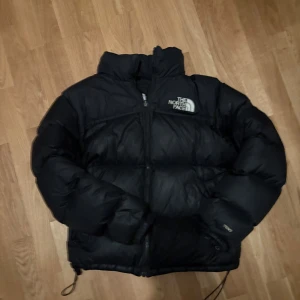 Svart pufferjacka från North Face - Säljer en svart north face puffer är bra till vintern, Storlek M