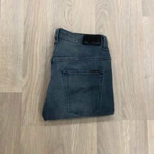 Nudie jeans  - Feta Nudie jeans som är i skit bra skick utan defekter nypris på dessa ligger på 1800 vårat pris 299 vid köp av två jeans 499.🙌🏻