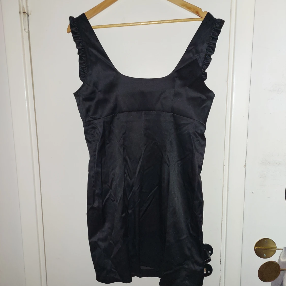 Svart klänning från Gina Tricot - 1