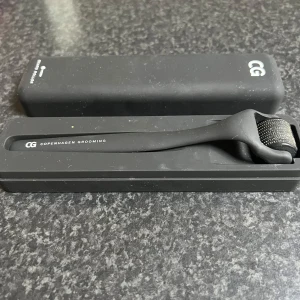 Svart skäggroller från Copenhagen Grooming - Säljer en svart skäggroller från Copenhagen Grooming. Den kommer i ett stilrent fodral med märkets logotyp. Perfekt för att stimulera skäggväxt och förbättra hudens utseende.