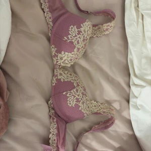 Rosa Intimissimi bh 75b -  Hej, jag säljer min jättefina rosa Intimissimi bh i storlek 75 b. Nypris ca 550kr💕💕 