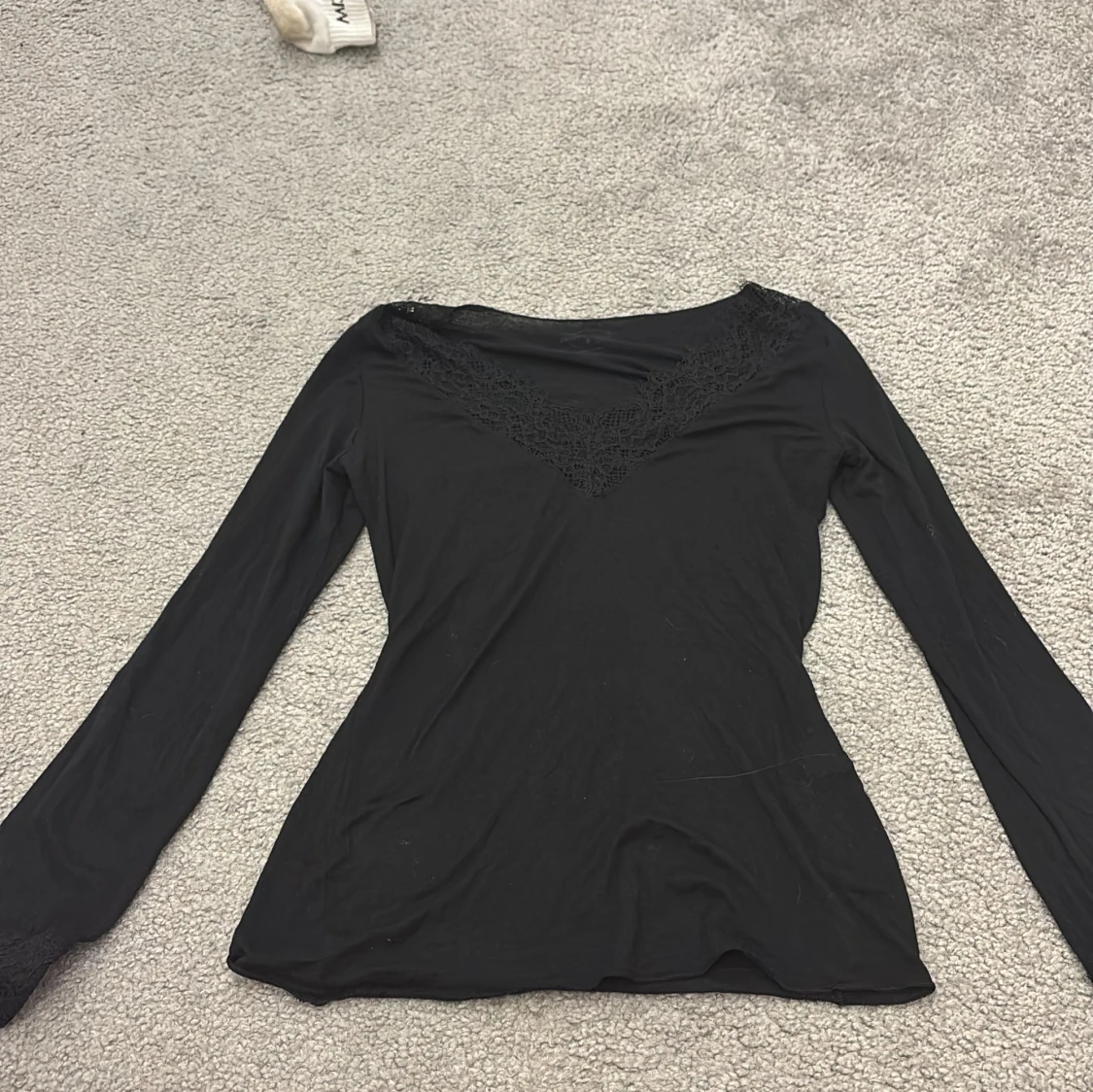 Svart långärmad topp med spetsdetaljer