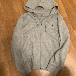 Ralph lauren zip - En grå Ralph lauren zip hoodie i storlek S, fint skick!😃