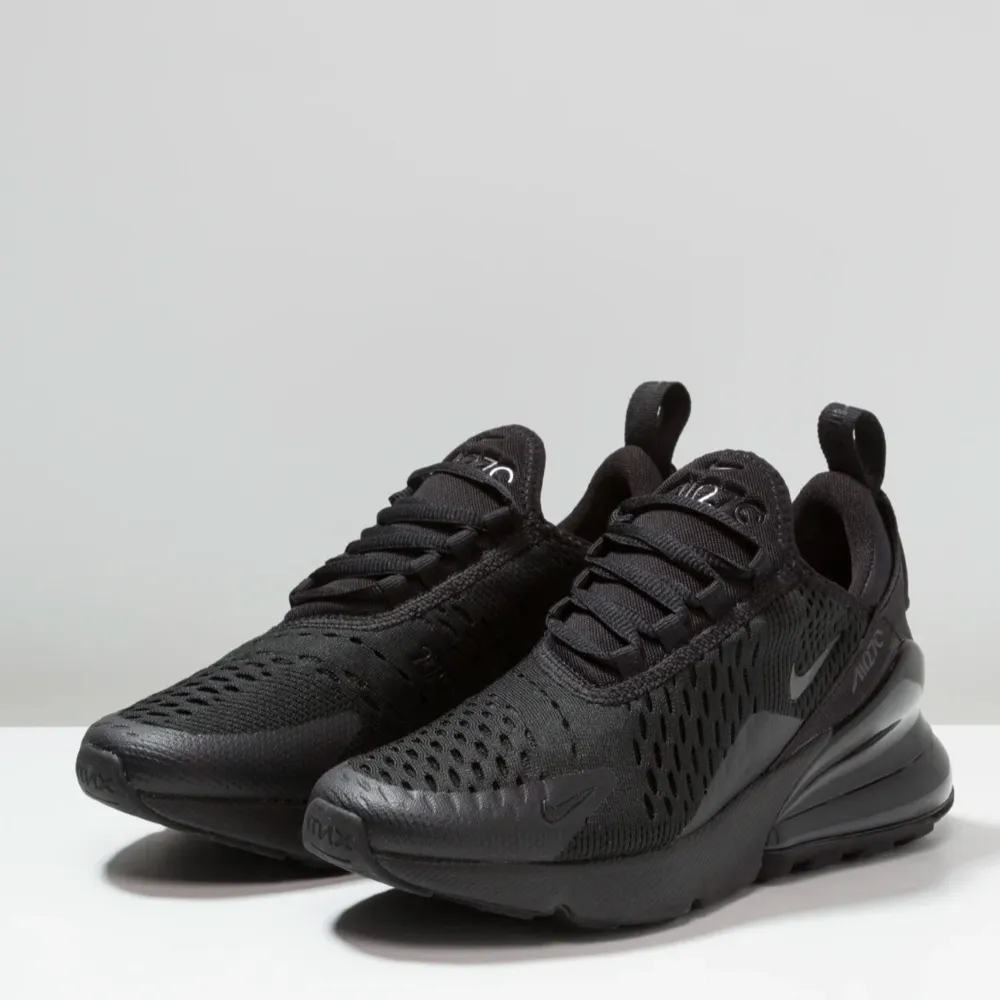 Snygga svarta Nike sneakers med en modern design och bekväm passform. Skorna har en luftig ovandel med snörning och en synlig Air-enhet i hälen för extra dämpning. Perfekta för både träning och vardag. Anväda men är i väldigt bra skick och är inget fel på dom, kommer bara inte till användning längre.. Kengät.