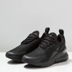 270s Skor - Snygga svarta Nike sneakers med en modern design och bekväm passform. Skorna har en luftig ovandel med snörning och en synlig Air-enhet i hälen för extra dämpning. Perfekta för både träning och vardag. Anväda men är i väldigt bra skick och är inget fel på dom, kommer bara inte till användning längre.