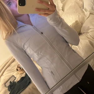 Ljuslila träningsjacka från Lululemon - Säljer en ljuslila/ljusblå träningsjacka från Lululemon t. Hör av dig vid intresse! 💜knappt använd!!!!