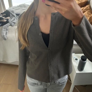 Grå kofta från Zara - Säljer en stilren grå kofta från Zara med knappar framtill. Perfekt för lager-på-lager och passar till många olika outfits. Koftan har långa ärmar och en klassisk design, strl m, passea även som s💕