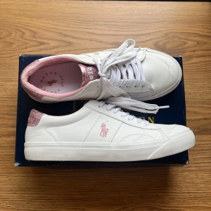 Glittriga Ralph Lauren skor - Säljer dessa jättesnygga Ralph Lauren skor med glittriga detaljer. Använd endast 3 gånger och ser helt nya ut! Skorna skickas i orginalförpackningen💕