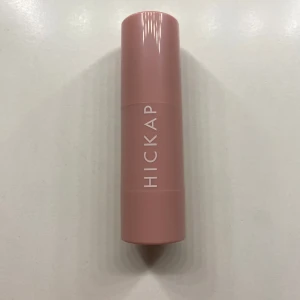 Golden Truffle Bronze and Contour från Hickap - Snygg bronzer och contour stick i nyansen Golden Truffle från Hickap. Perfekt för att skapa definition och värme i ansiktet. Kommer i en smidig rosa förpackning som är lätt att ta med sig. Har knappt används