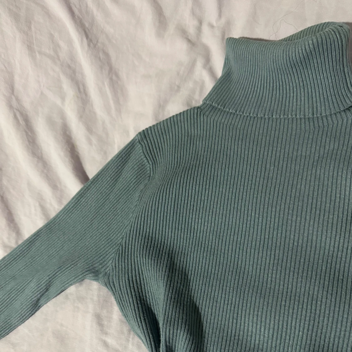 Grå ribbad polotröja - 2