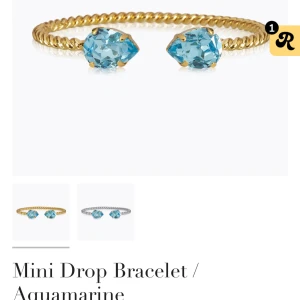 Caroline Svedblom armband - Elegant armband med en tvinnad guldfärgad design och två stora akvamarinstenar. Perfekt för att lägga till en touch av färg och stil till din look. Armbandet är i nyskick från Caroline svedblom, jag säljer det då jag använder silver och inte guld💙 kan skicka egna bilder och tar emot bud med rätt att neka💙nypris: 795kr