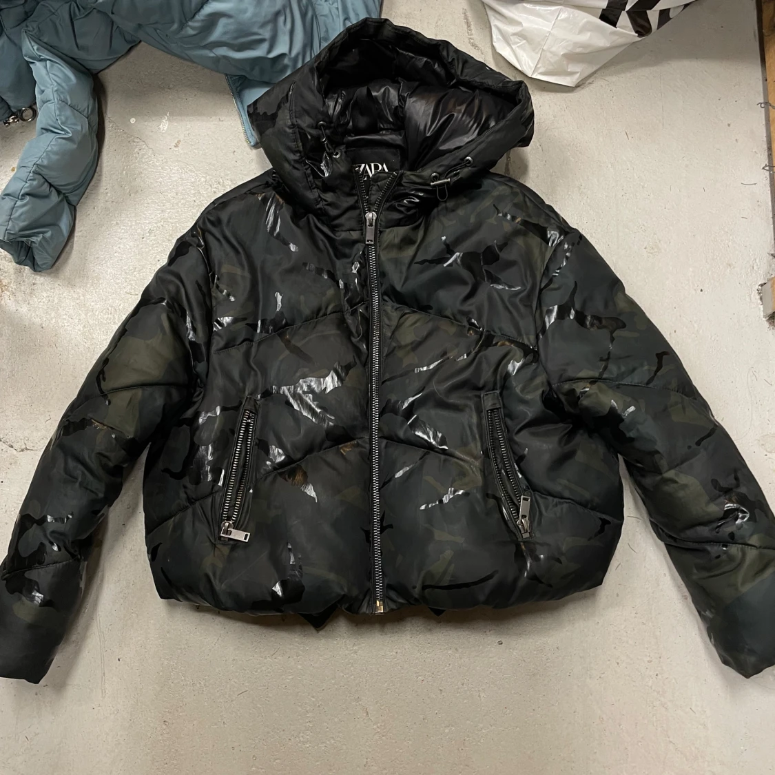 Svart glansig pufferjacka från Zara