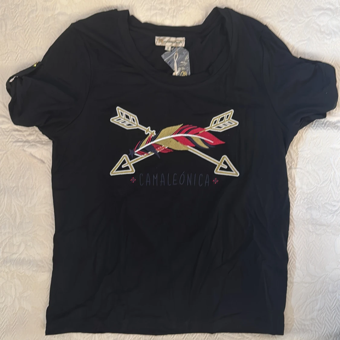 Svart t-shirt med tryck från Camaleónica