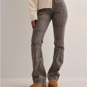 Leopardmönstrade byxor -  leopardmönstrade jeans med bootcut. Stretchiga och super sköna. Har ett par liknande så ansvänds ej. Köpta för 699 på Nelly.