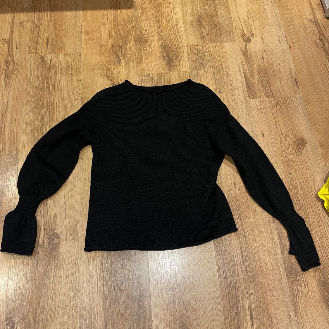 Svart stickad tröja - 1