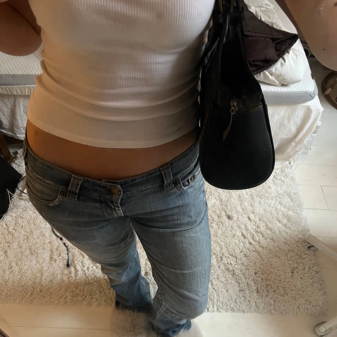 Svart axelväska med detaljer - 2