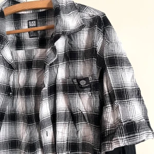 Rutig flanellskjorta  - Svart-vit skjorta med svarta ärmar! Skjortan är oversize och har ett mjukt tyg. Sitter som M/L. Har används fåtal gånger. Alla använda plagg tvättas noga innan leverans! Det är bara att skriva om du har några frågor! <3