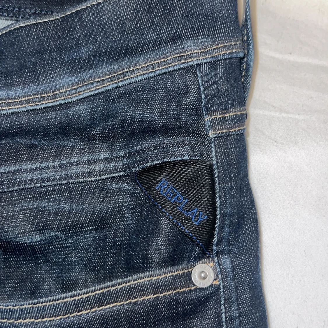 Mörkblå jeans från Replay - 2