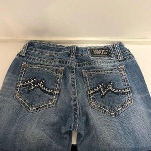 Miss Me Jeans - Jättefina lågmidjade miss me jeans. Modellen är bootcut, midjemått: 71cm inerbenslängd: 73cm🧚🏻‍♀️
