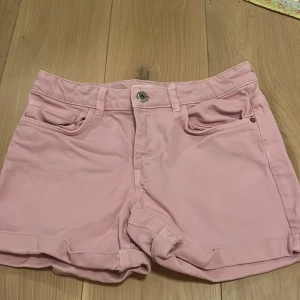 Rosa shorts från Zara Kids - Säljer ett par snygga rosa shorts från Zara Kids! 💕