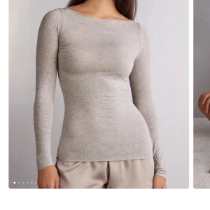 INTIMISSIMI |Beige långärmad topp - Säljer en stilren beige långärmad intimissimi topp. Dock har ett putte litet o synligt skada men syns inte alls till användning. Säljer då den ej kommer till användning, då jag har använd få par gånger. Orgi pris 459! PRIS kan diskuteras! Känn fri att skriva! 💕