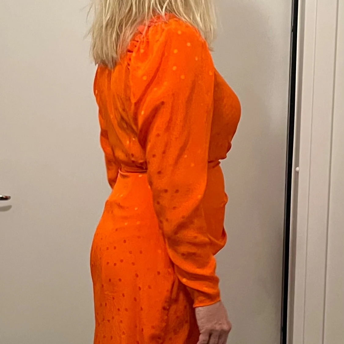 Orangeröd omlottklänning från Essentiel Antwerp. - 2