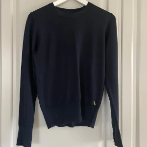 Mörkblå från Holly & Whyte - Snygg svart tröja från Holly & Whyte med långa ärmar och dekorativa knappar vid ärmarna, säljer pga att jag inte använder längre, storlek S 🤍🙏🏼