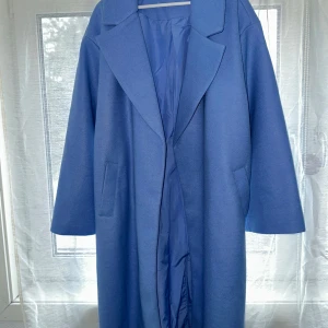 Blå kappa från Gina Tricot - Jättefin blå kappa från gina, aldrig använt och i nyskick!🤍